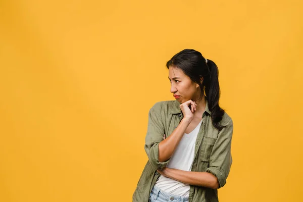 Muotokuva Nuori Aasian Nainen Negatiivinen Ilme Innoissaan Huutaa Itku Emotionaalinen — kuvapankkivalokuva