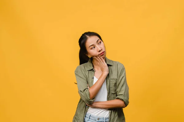 Portrett Ung Asiatisk Dame Med Negativt Uttrykk Opphisset Skrikende Sint – stockfoto