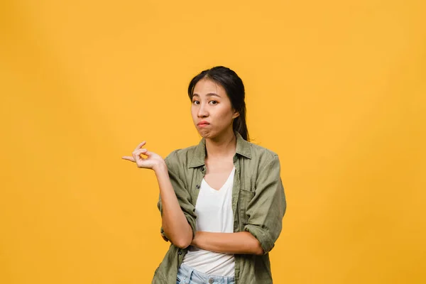 Unge Asiadamen Viser Noe Utrolig Blankt Rom Med Negative Uttrykk – stockfoto