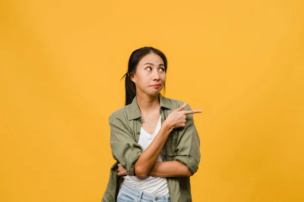 Unge Asiadamen Viser Noe Fantastisk Blankt Rom Med Negativt Uttrykk – stockfoto