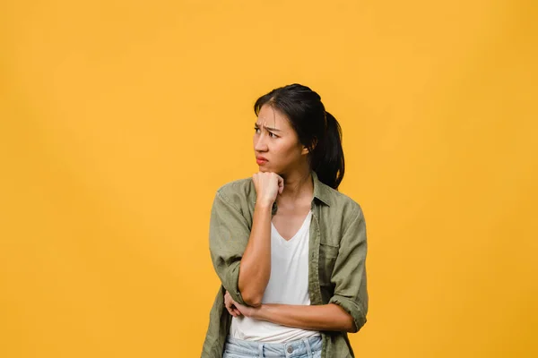 Muotokuva Nuori Aasian Nainen Negatiivinen Ilme Innoissaan Huutaa Itku Emotionaalinen — kuvapankkivalokuva