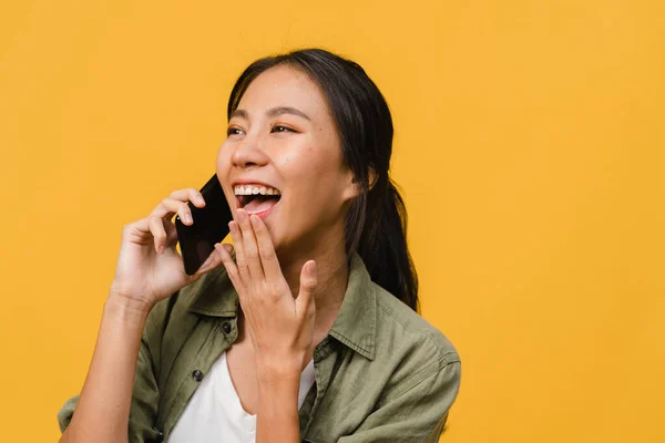 Nuori Aasian Nainen Puhua Puhelimitse Positiivinen Ilme Hymyillä Laajasti Pukeutunut — kuvapankkivalokuva