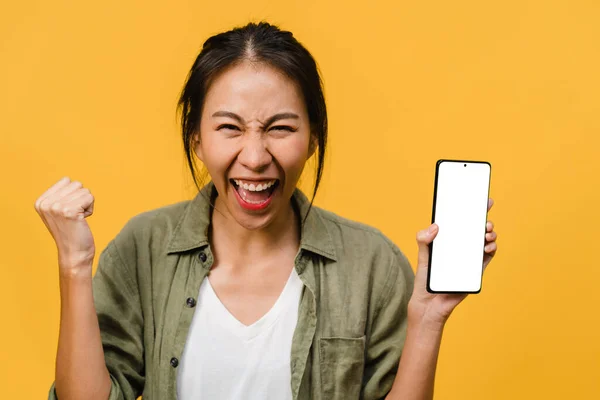 Unge Asiatiske Kvinner Viser Tom Smarttelefon Med Positivt Uttrykk Smiler – stockfoto