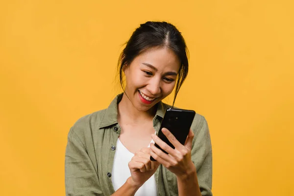 Nuori Aasian Nainen Käyttää Puhelimen Positiivinen Ilme Hymyilee Laajasti Pukeutunut — kuvapankkivalokuva