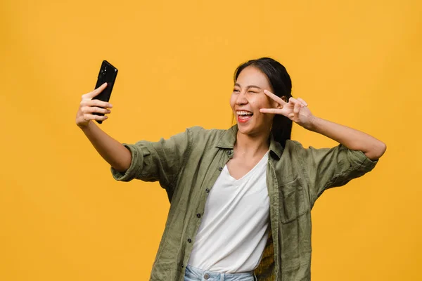 Smilende Bedårende Asiatisk Kvinne Som Lager Selfiefotografier Smarttelefonen Med Positivt – stockfoto