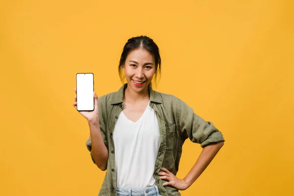 Nuori Aasian Nainen Näyttää Tyhjä Älypuhelin Näyttö Positiivinen Ilme Hymyilee — kuvapankkivalokuva