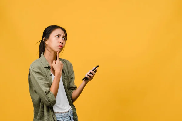 Tenkt Ung Asiatisk Dame Som Bruker Telefon Med Positivt Uttrykk – stockfoto