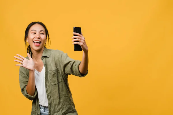Smilende Bedårende Asiatisk Kvinne Som Lager Selfiefotografier Smarttelefonen Med Positivt – stockfoto
