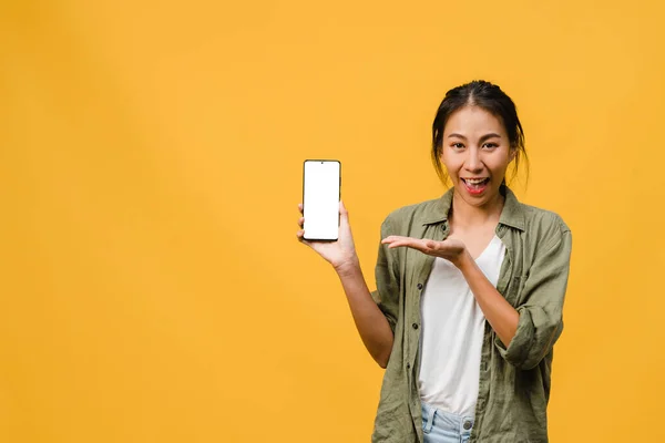 Unge Asiatiske Kvinner Viser Tom Smarttelefon Med Positivt Uttrykk Smiler – stockfoto