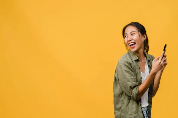 Nuori Aasian Nainen Käyttää Puhelimen Positiivinen Ilme Hymyilee Laajasti Pukeutunut — kuvapankkivalokuva
