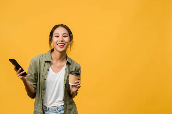 Yllättynyt Nuori Aasian Nainen Joka Käyttää Puhelinta Pidä Kahvikuppia Positiivisella — kuvapankkivalokuva