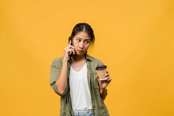 Unge Asiatiske Kvinner Snakker Telefonen Holder Kaffekopp Med Negativt Uttrykk – stockfoto