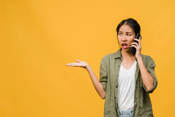 Unge Asiatiske Kvinner Snakker Telefonen Med Negativt Uttrykk Opprømt Skrikende – stockfoto