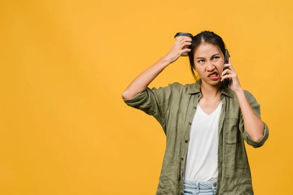 Unge Asiatiske Kvinner Snakker Telefonen Med Negativt Uttrykk Opprømt Skrikende – stockfoto