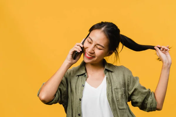 Nuori Aasian Nainen Puhua Puhelimitse Positiivinen Ilme Hymyillä Laajasti Pukeutunut — kuvapankkivalokuva