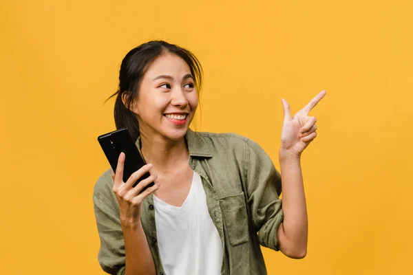 Muotokuva Nuori Aasialainen Nainen Käyttää Matkapuhelinta Iloinen Ilme Näyttää Jotain — kuvapankkivalokuva