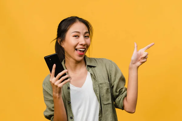 Nuori Aasialainen Nainen Käyttää Matkapuhelinta Iloinen Ilme Näyttää Jotain Hämmästyttävää — kuvapankkivalokuva