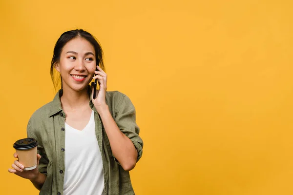 Unge Asiatiske Kvinner Snakker Telefonen Holder Kaffekopp Med Positivt Uttrykk – stockfoto
