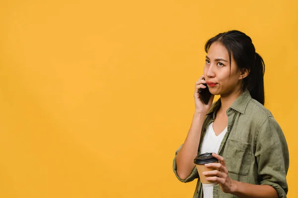Unge Asiatiske Kvinner Snakker Telefonen Holder Kaffekopp Med Negativt Uttrykk – stockfoto