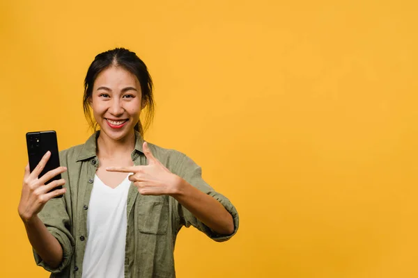 Ung Asiatisk Dame Som Bruker Mobiltelefon Med Muntert Uttrykk Viser – stockfoto