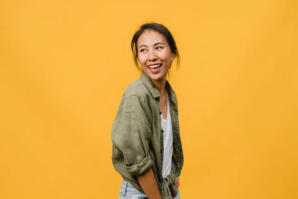 Nuoren Aasian Naisen Muotokuva Jolla Positiivinen Ilme Hymyile Laajasti Pukeutunut — kuvapankkivalokuva