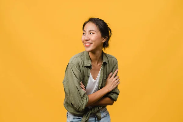 긍정적 표현을 평상복을 아시아 여성의 초상화 행복하고 여인은 성공을 표정의 — 스톡 사진