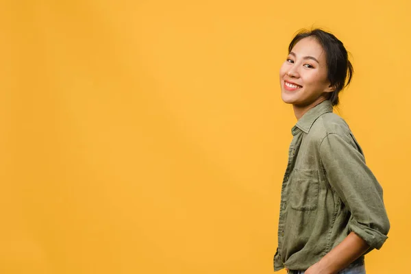 Nuori Aasian Nainen Jolla Positiivinen Ilme Hymyile Laajasti Pukeutunut Rentoihin — kuvapankkivalokuva