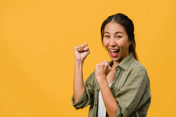 Joven Mujer Asia Con Expresión Positiva Alegre Emocionante Vestida Con Fotos de stock