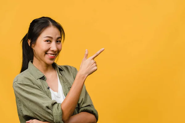 Retrato Una Joven Asiática Sonriendo Con Expresión Alegre Muestra Algo Imágenes de stock libres de derechos