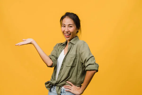 Retrato Una Joven Asiática Sonriendo Con Expresión Alegre Muestra Algo Fotos de stock libres de derechos