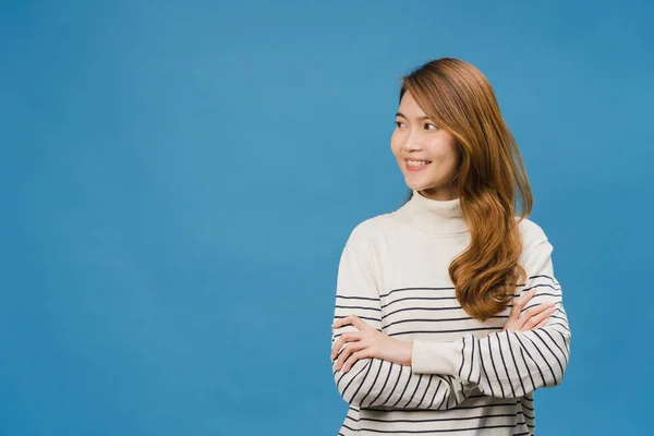 Portrett Ung Asiatisk Dame Med Positivt Uttrykk Korslagte Armer Bredt – stockfoto