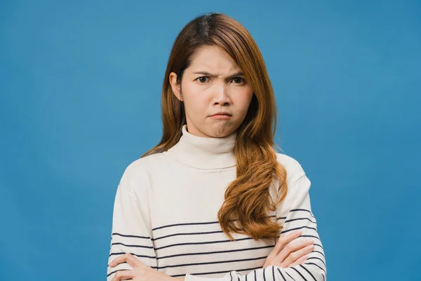 Nuori Aasian Nainen Negatiivinen Ilme Innoissaan Huutaa Itkee Emotionaalinen Vihainen — kuvapankkivalokuva