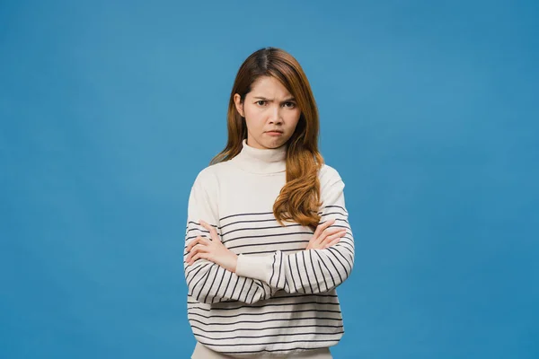 Nuori Aasian Nainen Negatiivinen Ilme Innoissaan Huutaa Itkee Emotionaalinen Vihainen — kuvapankkivalokuva