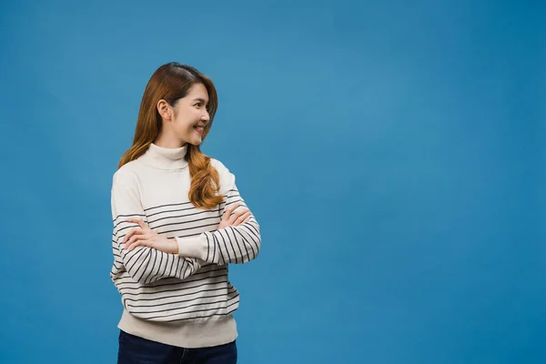 Portrett Ung Asiatisk Dame Med Positivt Uttrykk Korslagte Armer Bredt – stockfoto