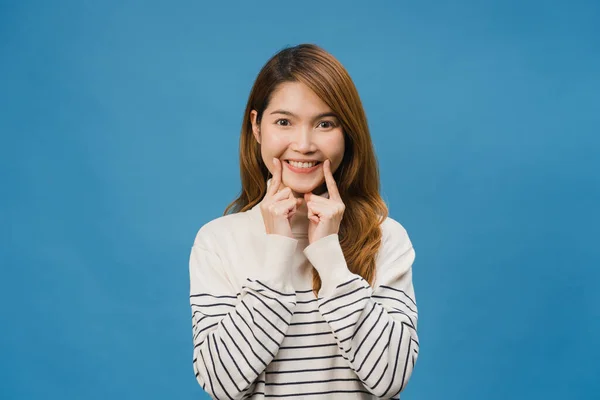 Nuori Aasian Nainen Osoittaa Hymyä Positiivinen Ilme Pukeutunut Rento Kangas — kuvapankkivalokuva