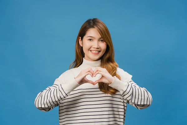 Unge Asiatiske Kvinner Med Positivt Uttrykk Viser Håndbevegelser Hjerteform Kledd – stockfoto