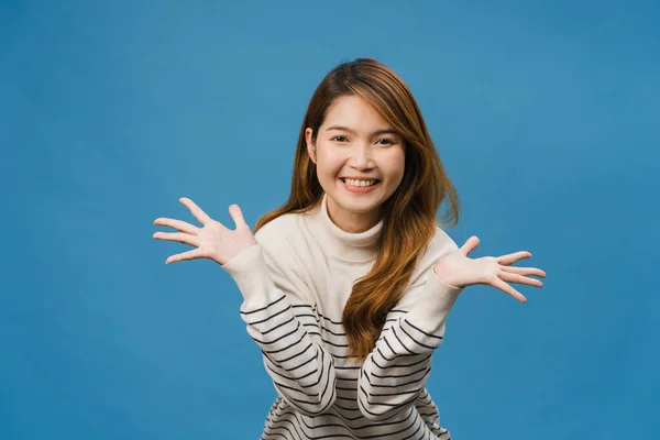Nuori Aasian Nainen Tunne Onnea Positiivinen Ilme Iloinen Jännittävä Pukeutunut — kuvapankkivalokuva