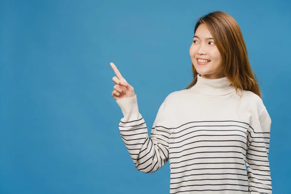 Portrett Ung Asiatisk Dame Som Smiler Med Lystig Uttrykk Viser – stockfoto