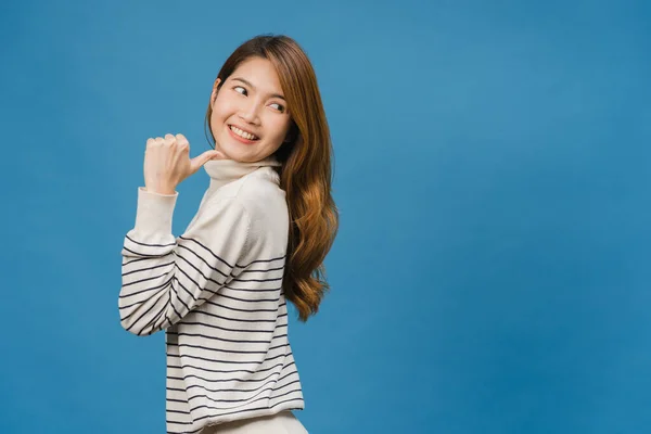 Portrett Ung Asiatisk Dame Som Smiler Med Lystig Uttrykk Viser – stockfoto