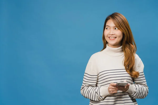Unge Asiatiske Kvinner Bruker Telefon Med Positivt Uttrykk Smiler Bredt – stockfoto
