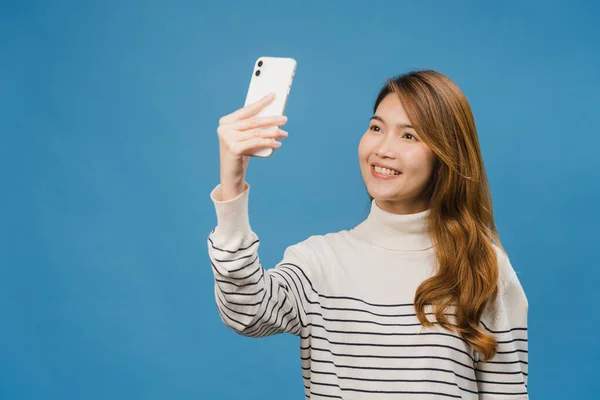 Smilende Bedårende Asiatisk Kvinne Som Lager Selfifoto Smarttelefonen Med Positivt – stockfoto