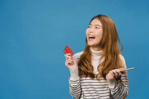 Unge Dame Fra Asia Som Bruker Telefonkort Kredittkort Med Positivt – stockfoto