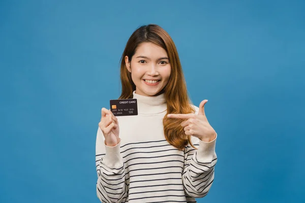 Nuori Aasian Nainen Näyttää Luottokortti Positiivinen Ilme Hymyilee Laajasti Pukeutunut — kuvapankkivalokuva