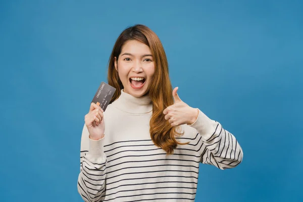 Nuori Aasian Nainen Näyttää Luottokortti Positiivinen Ilme Hymyilee Laajasti Pukeutunut — kuvapankkivalokuva