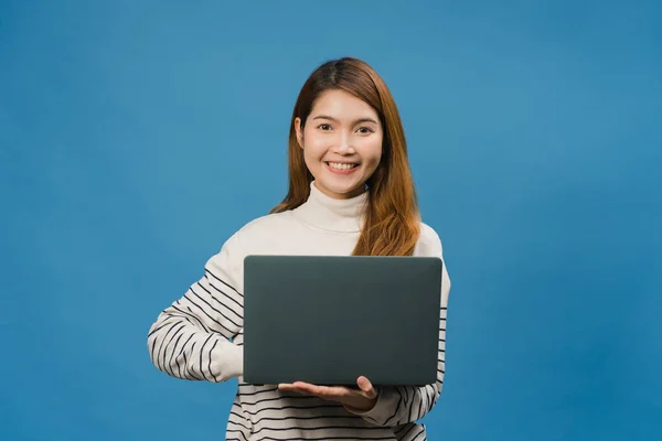 Yllättynyt Nuori Aasialaisnainen Joka Käyttää Kannettavaa Tietokonetta Positiivisella Ilmeellä Hymyilee — kuvapankkivalokuva