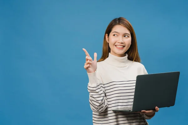 Unge Asiatiske Kvinner Bruker Bærbar Med Positivt Uttrykk Smiler Bredt – stockfoto