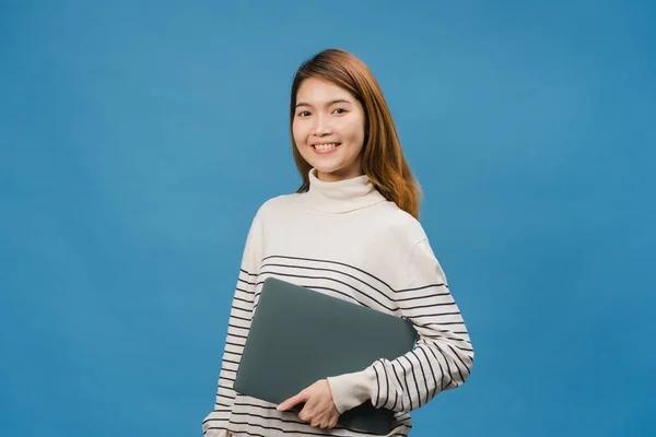 Overrasket Ung Asiatisk Dame Holder Bærbar Med Positivt Uttrykk Smiler – stockfoto