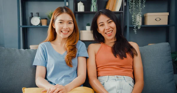 Adolescente Pareja Mujeres Asiáticas Sentirse Feliz Sonriendo Mirando Cámara Mientras —  Fotos de Stock