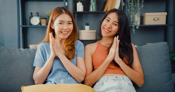 Couple Adolescent Femmes Asiatiques Sentent Heureux Souriant Regardant Caméra Tout — Photo