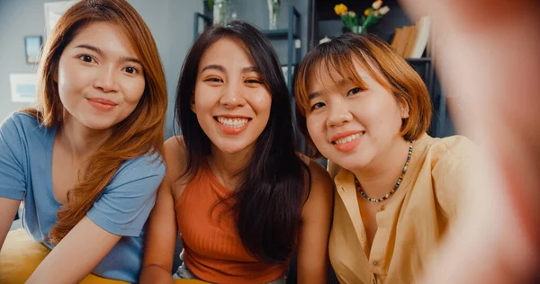 아시아 여성들은 거실에서 편안하게 웃으면서 카메라를 행복하게 즐거운 여행하는 여자들의 — 스톡 사진